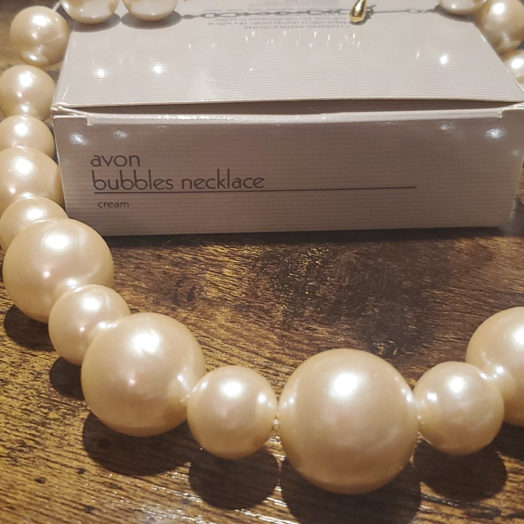 Avon Necklace 9$